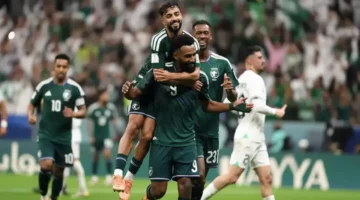 الأخضر السعودي يتوج بالتأهل إلى نصف نهائي كأس آسيا ويشعل حماسة الجماهير العربية 1